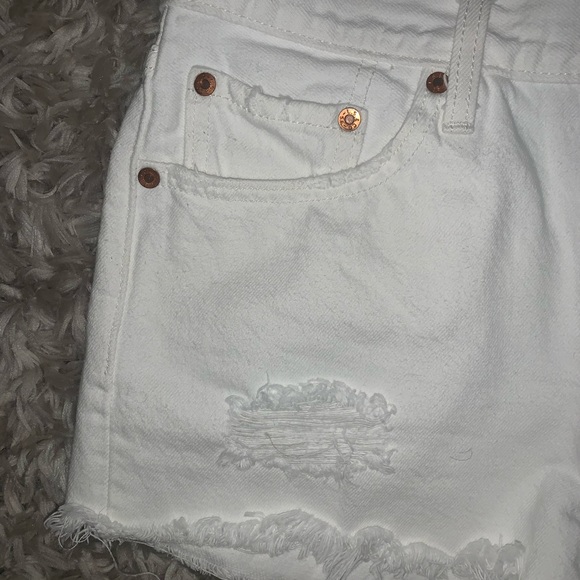 NWOT Levi’s Cutoff Denim Shorts in White - Picture 5 of 8